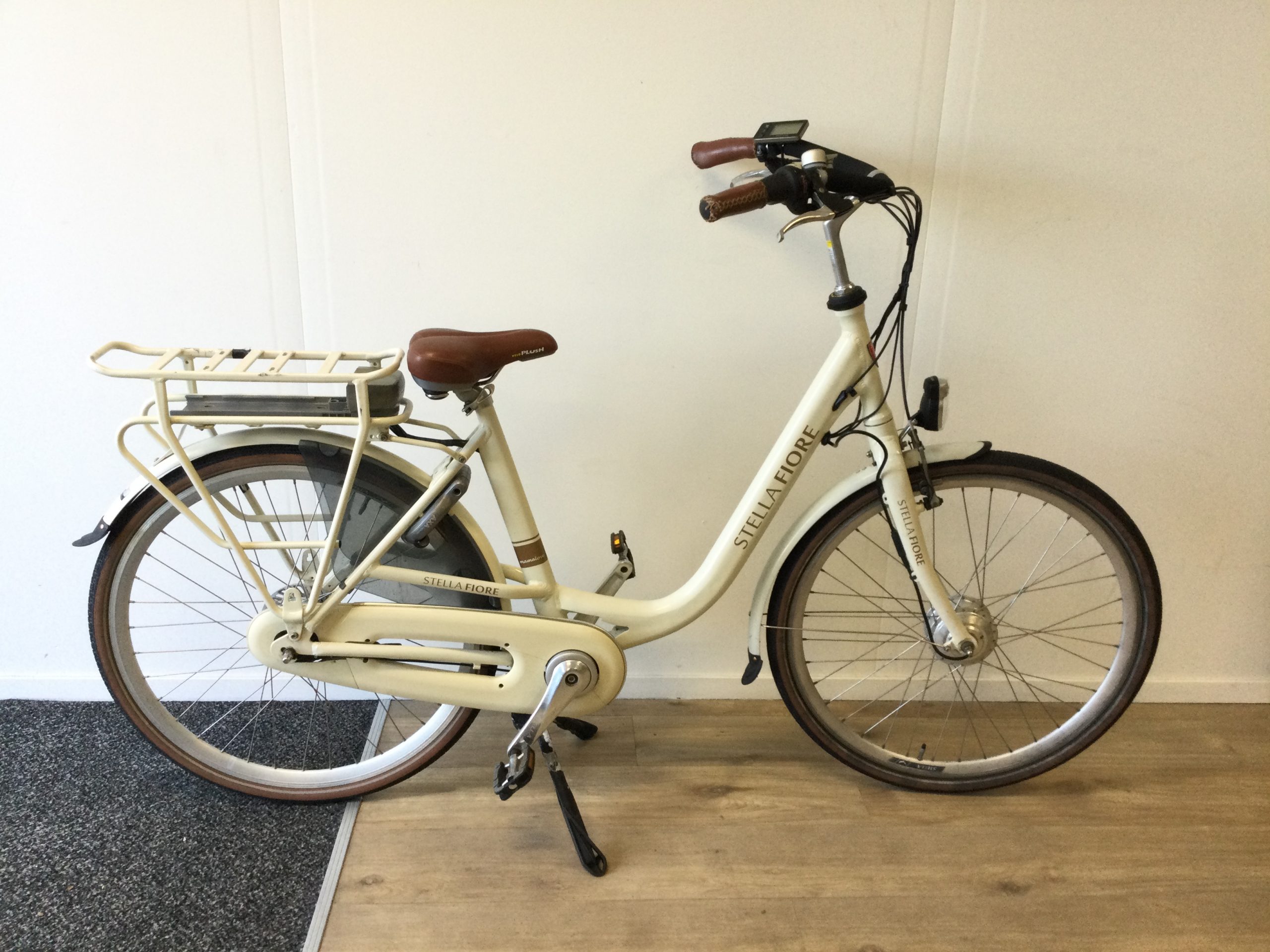 VERKOCHT Stella Fiore Elektrische Moederfiets N8 28"50cm Creme Wit (NIEUWE  ACCU) - Tweewielershop Almere